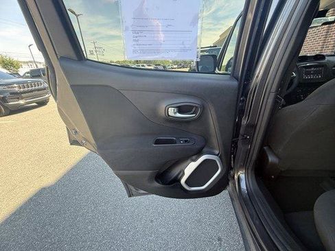 Used 2018 Jeep Renegade Latitude FWD image 14