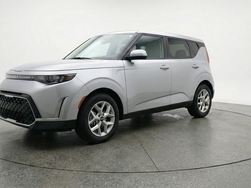 Used 2025 Kia Soul LX w/ LX Technology Package image 2
