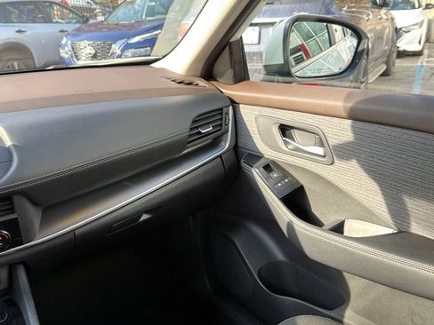 Used 2023 Nissan Rogue SV image 16