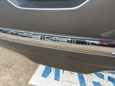 Used 2021 GMC Acadia Denali w/ Denali Technology Package image 9