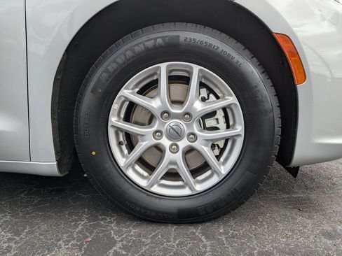 Used 2024 Chrysler Pacifica Touring-L image 11