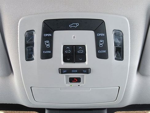 Used 2021 Toyota Sienna Limited image 42