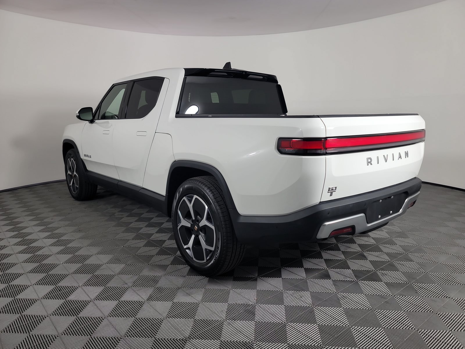 Used 2023 Rivian R1T Adventure Dual AWD/4WD image 3