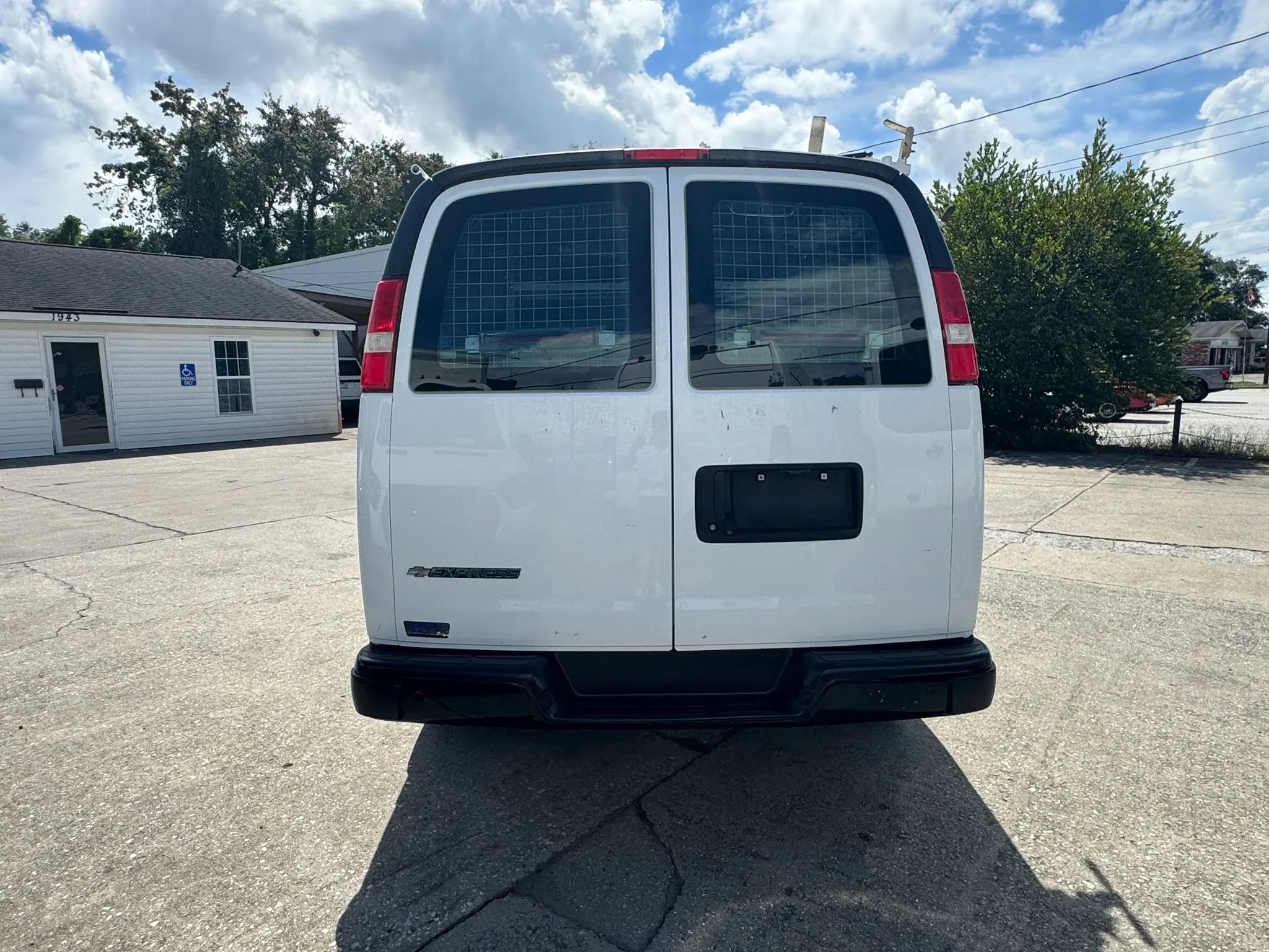 Used 2018 Chevrolet Express 2500 w/ Driver Convenience Package RWD image 10