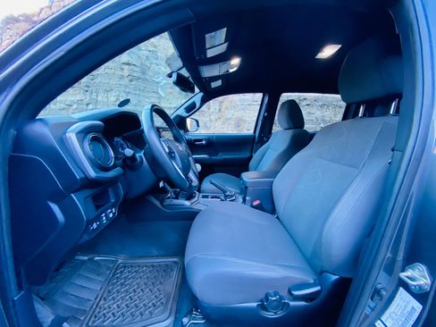 Used 2017 Toyota Tacoma TRD Sport w/ Premium & Technology Package image 38