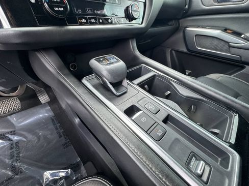 Used 2022 Nissan Pathfinder SL w/ SL Black Package FWD image 32