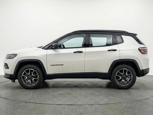 Used 2025 Jeep Compass Trailhawk image 5