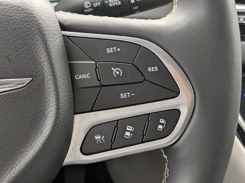 Used 2024 Chrysler Pacifica Touring-L image 28