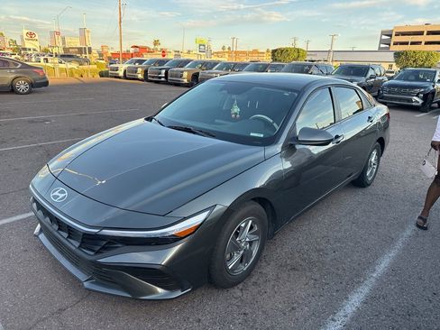 Certified 2025 Hyundai Elantra SE FWD image 1