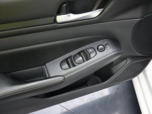 Used 2025 Nissan Altima 2.5 SV FWD image 12