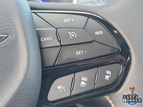 Used 2024 Chrysler Pacifica Touring FWD image 23