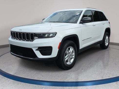 Certified 2023 Jeep Grand Cherokee Laredo AWD/4WD image 1