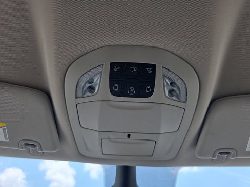 Used 2023 Chrysler Pacifica Touring-L FWD image 28