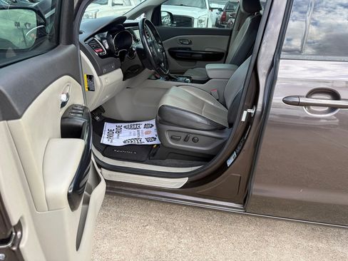 Used 2017 Kia Sedona EX image 4