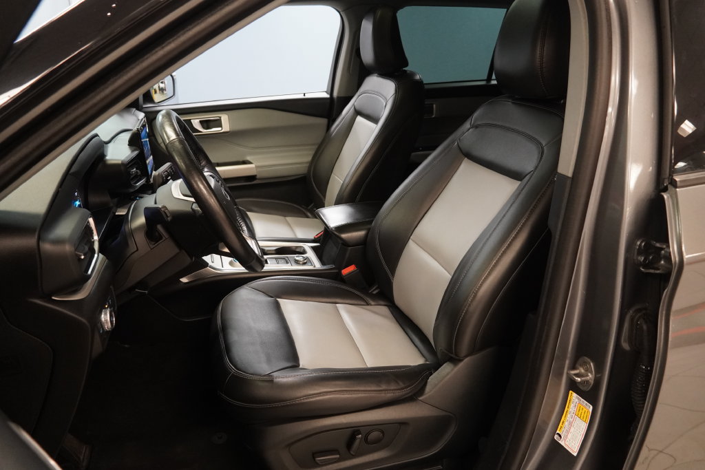 Used 2022 Ford Explorer XLT w/ Equipment Group 202A AWD/4WD image 3