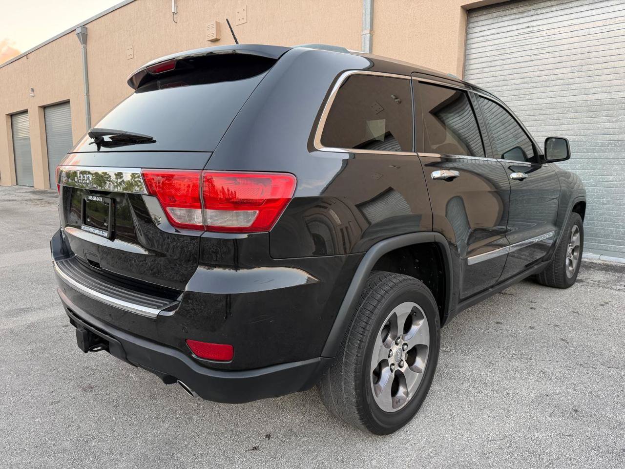 Used 2011 Jeep Grand Cherokee Overland AWD/4WD image 8
