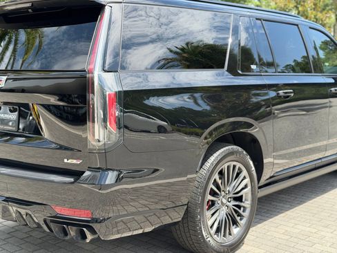 Used 2023 Cadillac Escalade ESV V AWD/4WD image 16