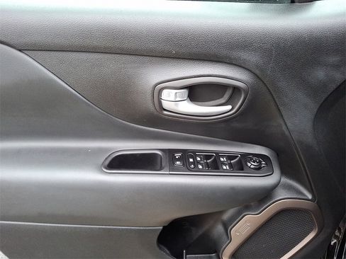 Used 2023 Jeep Renegade Latitude image 12