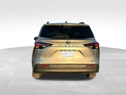 Used 2023 Toyota Sienna XLE image 4