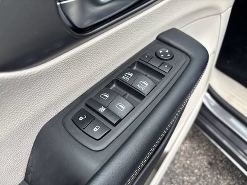 Used 2023 Chrysler Pacifica Touring-L FWD image 11
