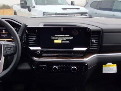 New 2026 GMC Sierra 1500 SLE image 17