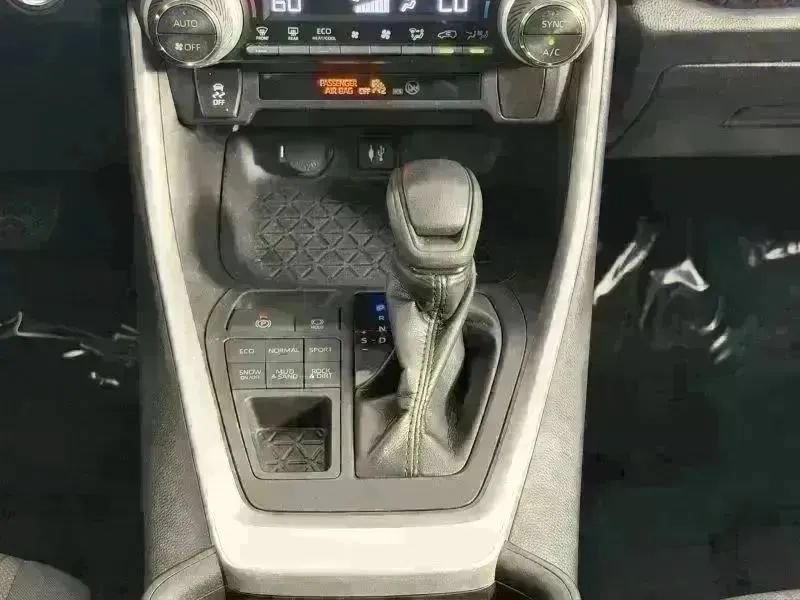 Used 2019 Toyota RAV4 XLE AWD/4WD image 23