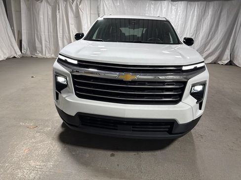 Used 2025 Chevrolet Traverse LT FWD image 2