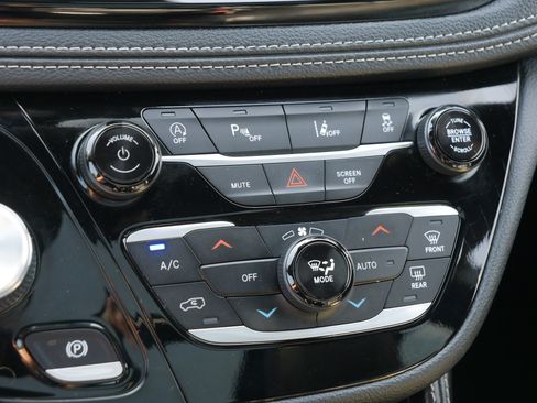 Used 2025 Chrysler Pacifica Limited FWD image 23