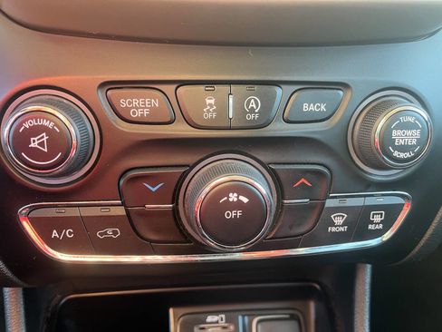 Used 2015 Jeep Cherokee Latitude w/ Cold Weather Group image 16