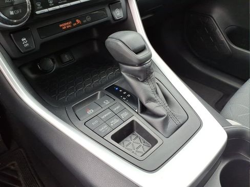 Used 2020 Toyota RAV4 XLE image 19