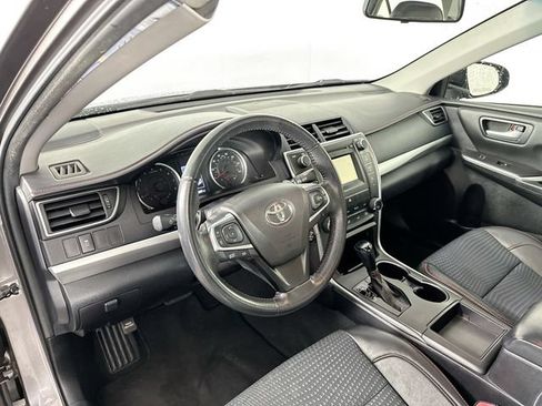 Used 2015 Toyota Camry SE w/ Moonroof Package FWD image 3