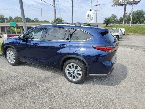 Used 2022 Toyota Highlander Limited AWD/4WD image 3
