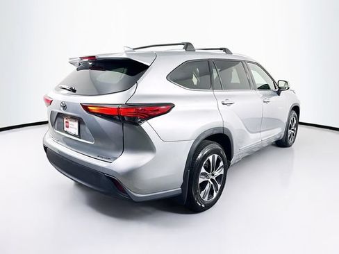 Used 2022 Toyota Highlander XLE AWD/4WD image 7