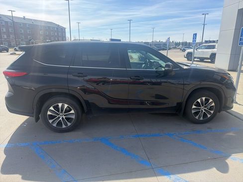 Used 2021 Toyota Highlander XLE AWD/4WD image 19
