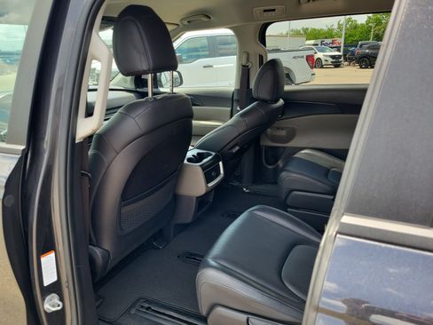 Used 2025 Kia Carnival FWD image 13