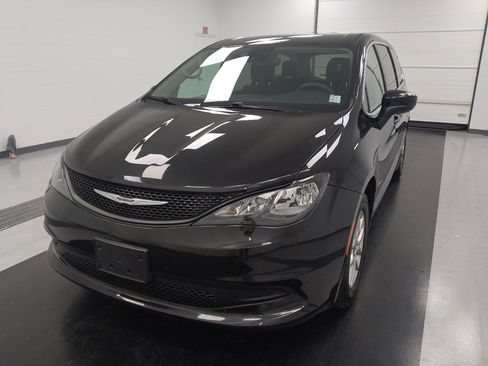 Used 2023 Chrysler Voyager LX image 15