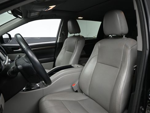 Used 2016 Toyota Highlander Limited image 17