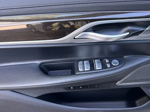 Used 2022 BMW 740i w/ Premium Package RWD image 10