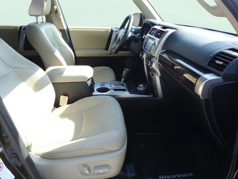 Used 2015 Toyota 4Runner Limited AWD/4WD image 28