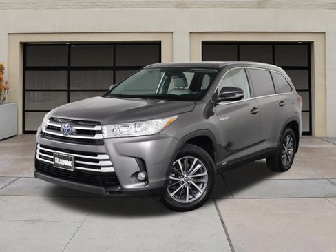 Used 2019 Toyota Highlander XLE AWD/4WD image 3