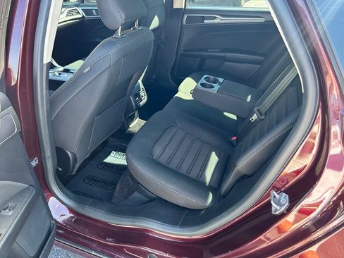 Used 2018 Ford Fusion SE w/ Fusion SE Technology Package FWD image 10