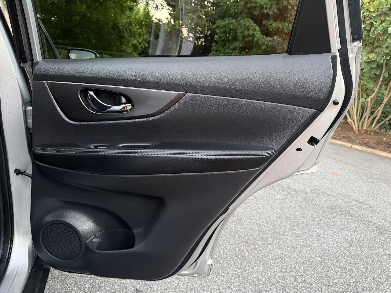 Used 2015 Nissan Rogue SV AWD/4WD image 15