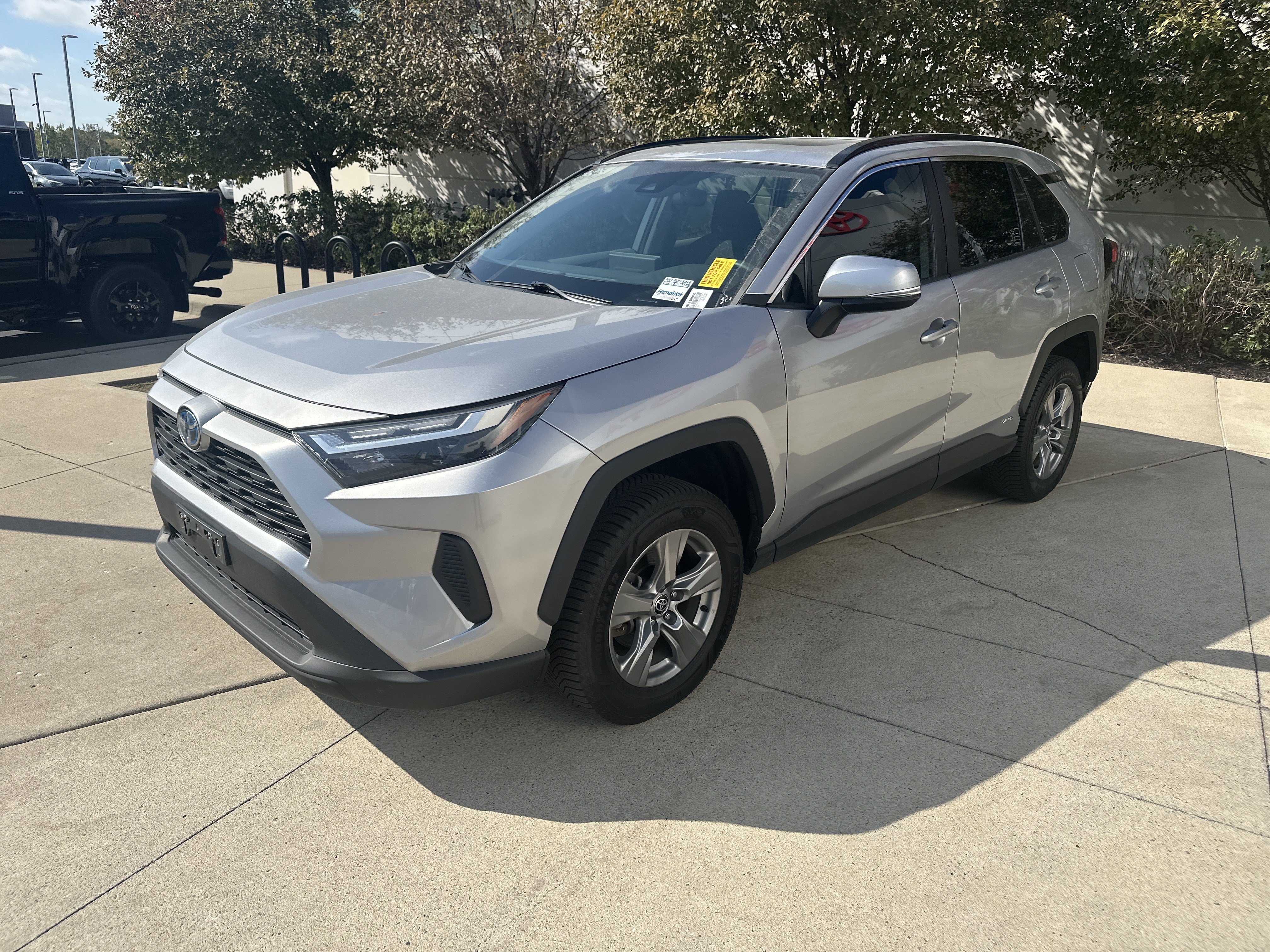 Used 2022 Toyota RAV4 XLE w/ Convenience Package AWD/4WD image 3