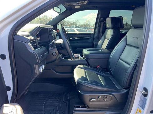 Used 2023 GMC Yukon XL Denali image 12