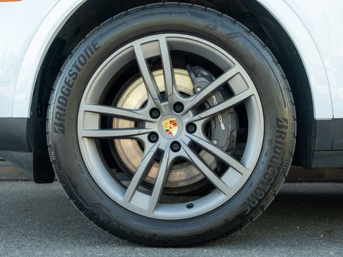 Certified 2024 Porsche Cayenne AWD/4WD image 12
