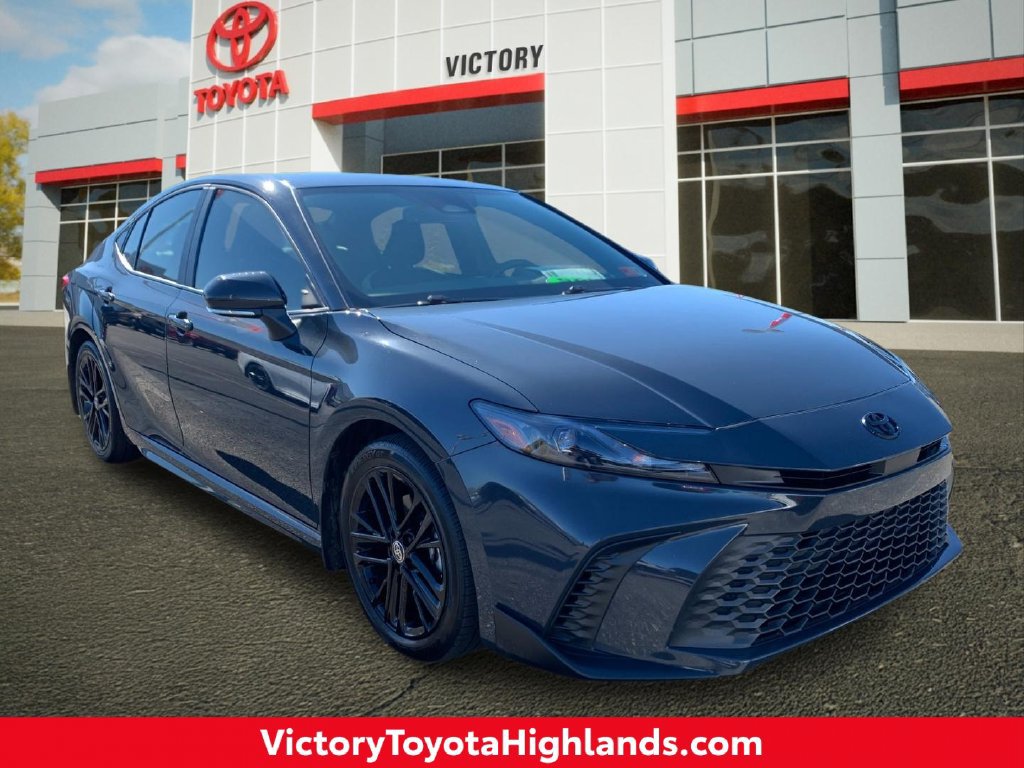 Used 2025 Toyota Camry SE w/ Convenience Package FWD image 1
