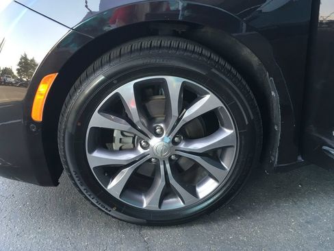Used 2017 Chrysler Pacifica Limited FWD image 36
