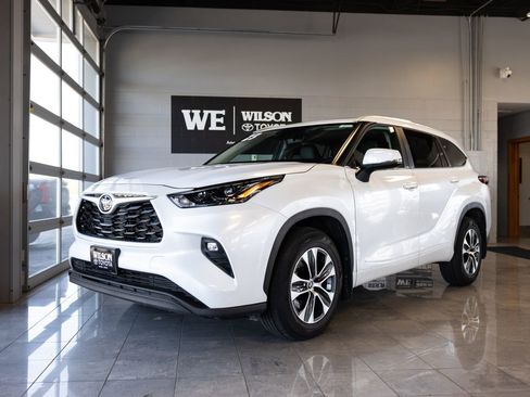 Used 2023 Toyota Highlander XLE AWD/4WD image 2