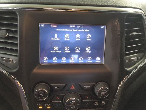 Used 2018 Jeep Grand Cherokee Laredo image 25