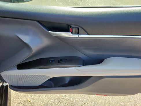 Used 2022 Toyota Camry LE image 10